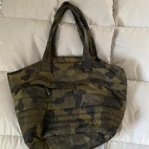 Gently used in excellent condition “Sondra Roberts” SQUARED large bag